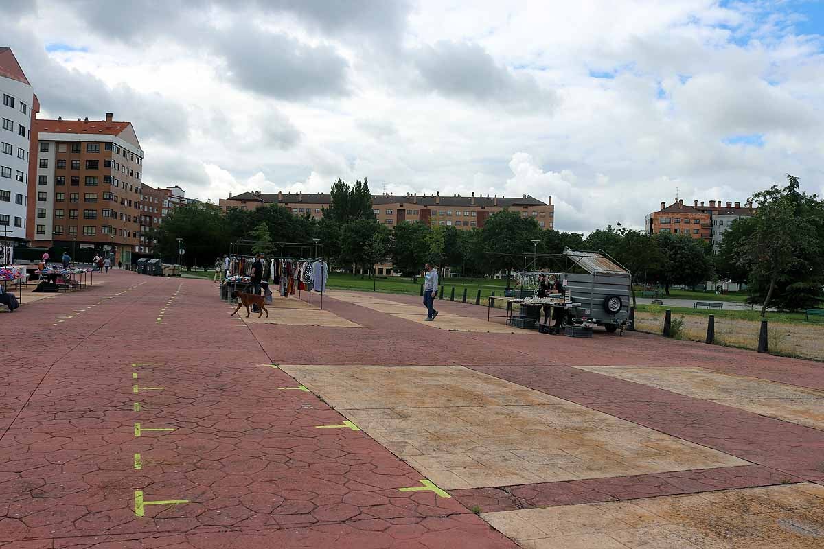 Fotos: Vuelven los mercadillos ambulantes a Burgos con menos puestos de los esperados y poco movimiento de clientes
