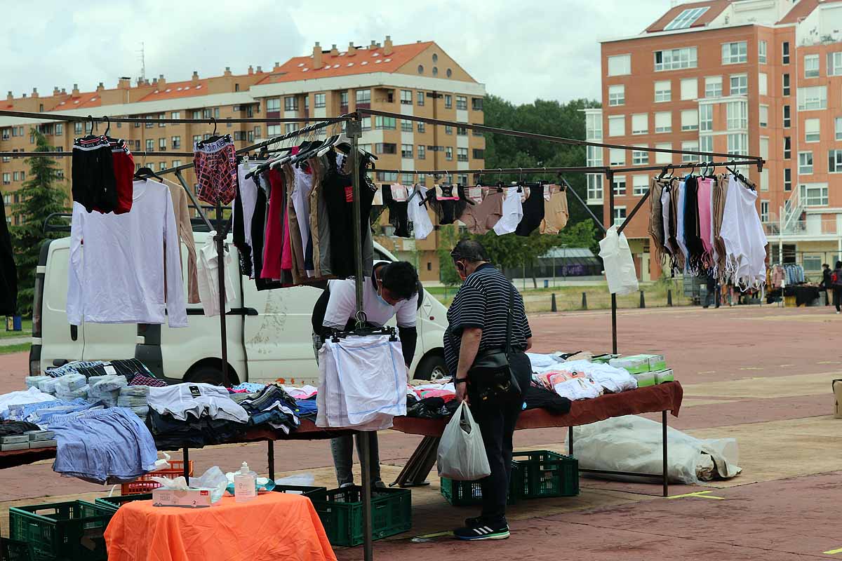 Fotos: Vuelven los mercadillos ambulantes a Burgos con menos puestos de los esperados y poco movimiento de clientes