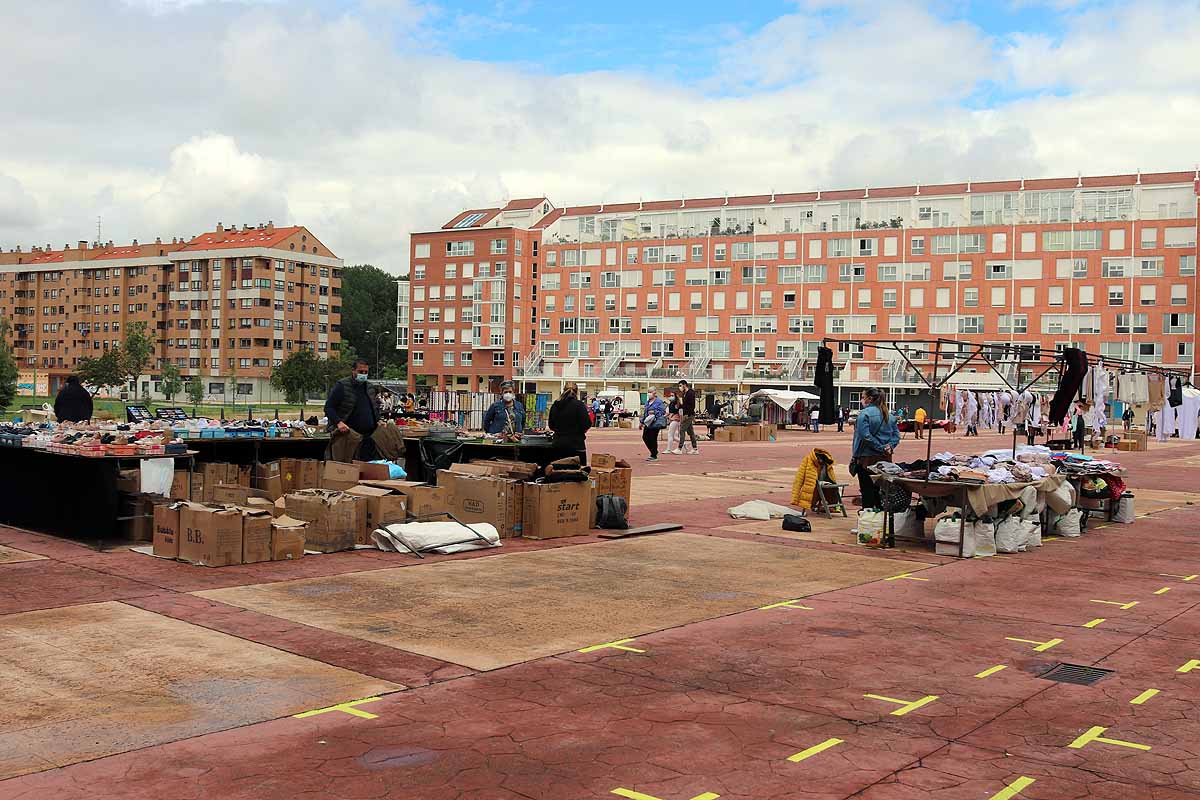 Fotos: Vuelven los mercadillos ambulantes a Burgos con menos puestos de los esperados y poco movimiento de clientes