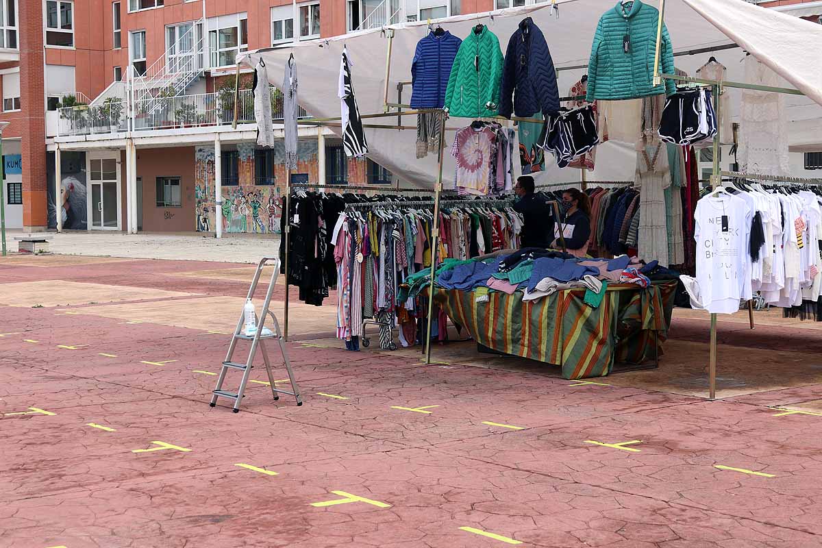 Fotos: Vuelven los mercadillos ambulantes a Burgos con menos puestos de los esperados y poco movimiento de clientes