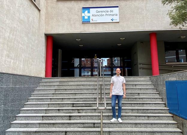 Imagen del doctor González a las puertas de la Gerencia de Atención Primaria.