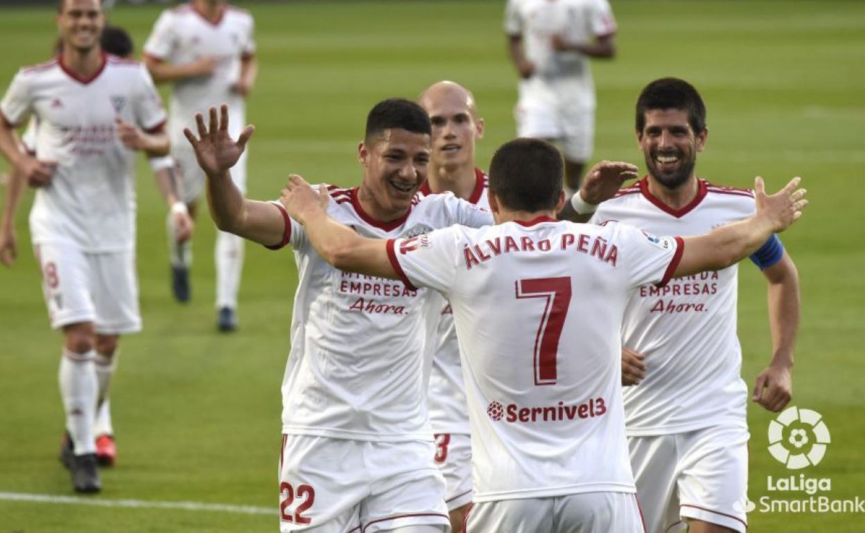 Celebración de uno de los goles del Mirandés. 