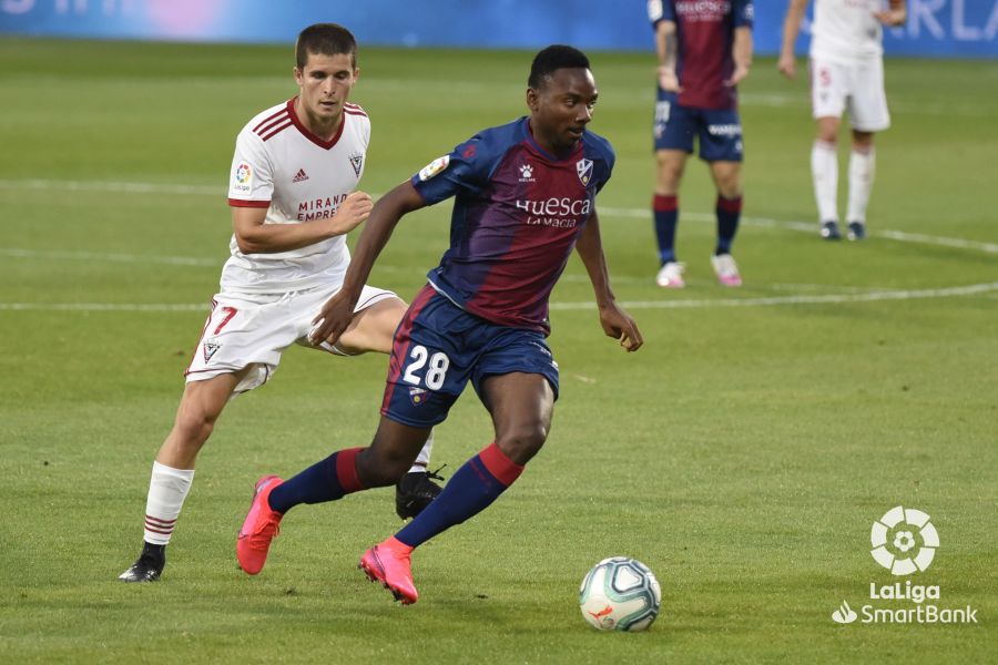 Fotos: El Mirandés da la sorpresa en Huesca