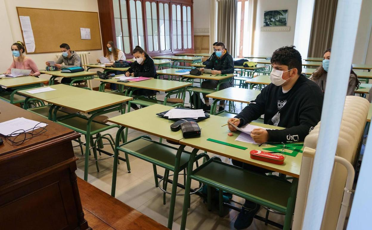 Mascarillas, geles y distanciamiento: nuevos aliados en la extraña vuelta a las aulas de los alumnos burgaleses