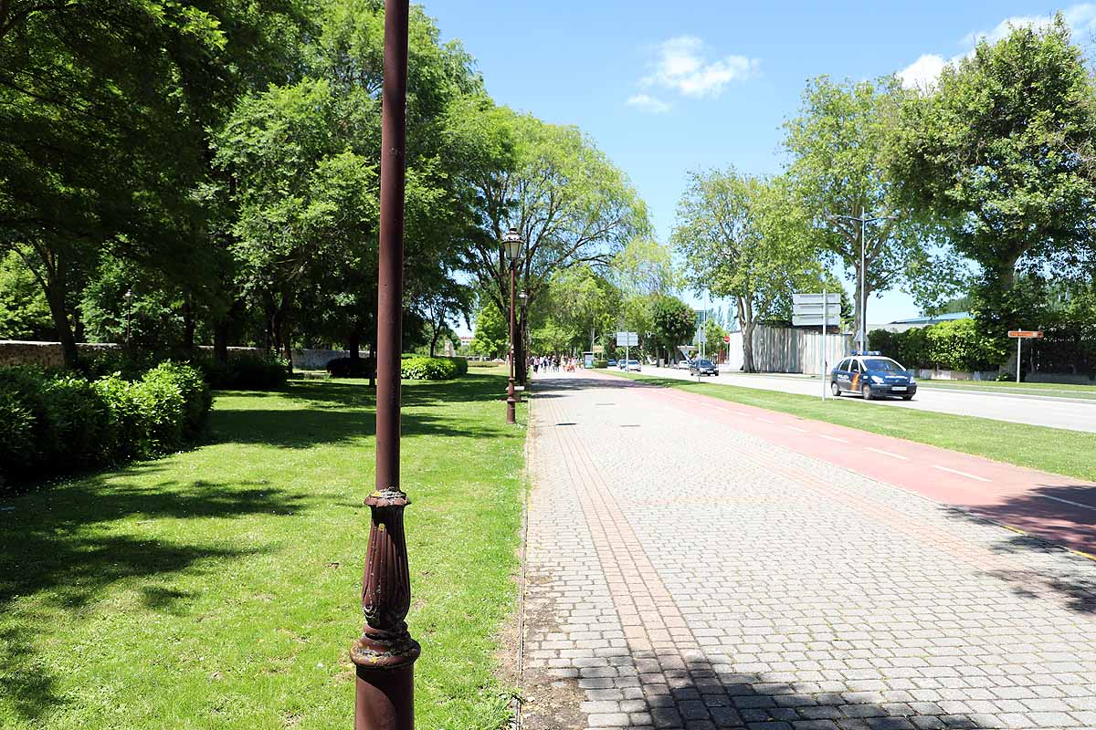 El recinto de El Parral permanece cerrado, al igual que el monasterio de las Huelgas | Hasta estos puntos se han acercado muchos burgaleses hoy para sacar una foto «histórica» mientras que la tradicional jira por El Parral tendrá que esperar un año más. 