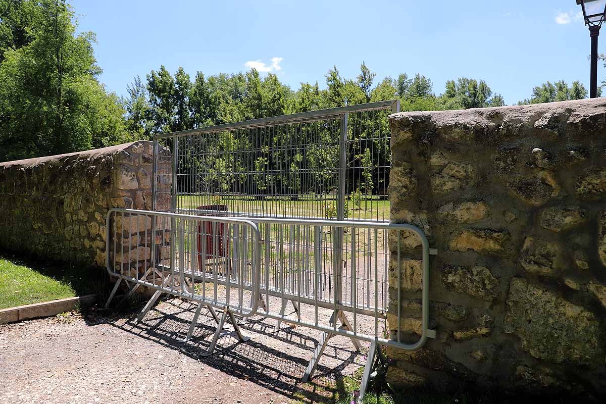 El recinto de El Parral permanece cerrado, al igual que el monasterio de las Huelgas | Hasta estos puntos se han acercado muchos burgaleses hoy para sacar una foto «histórica» mientras que la tradicional jira por El Parral tendrá que esperar un año más. 