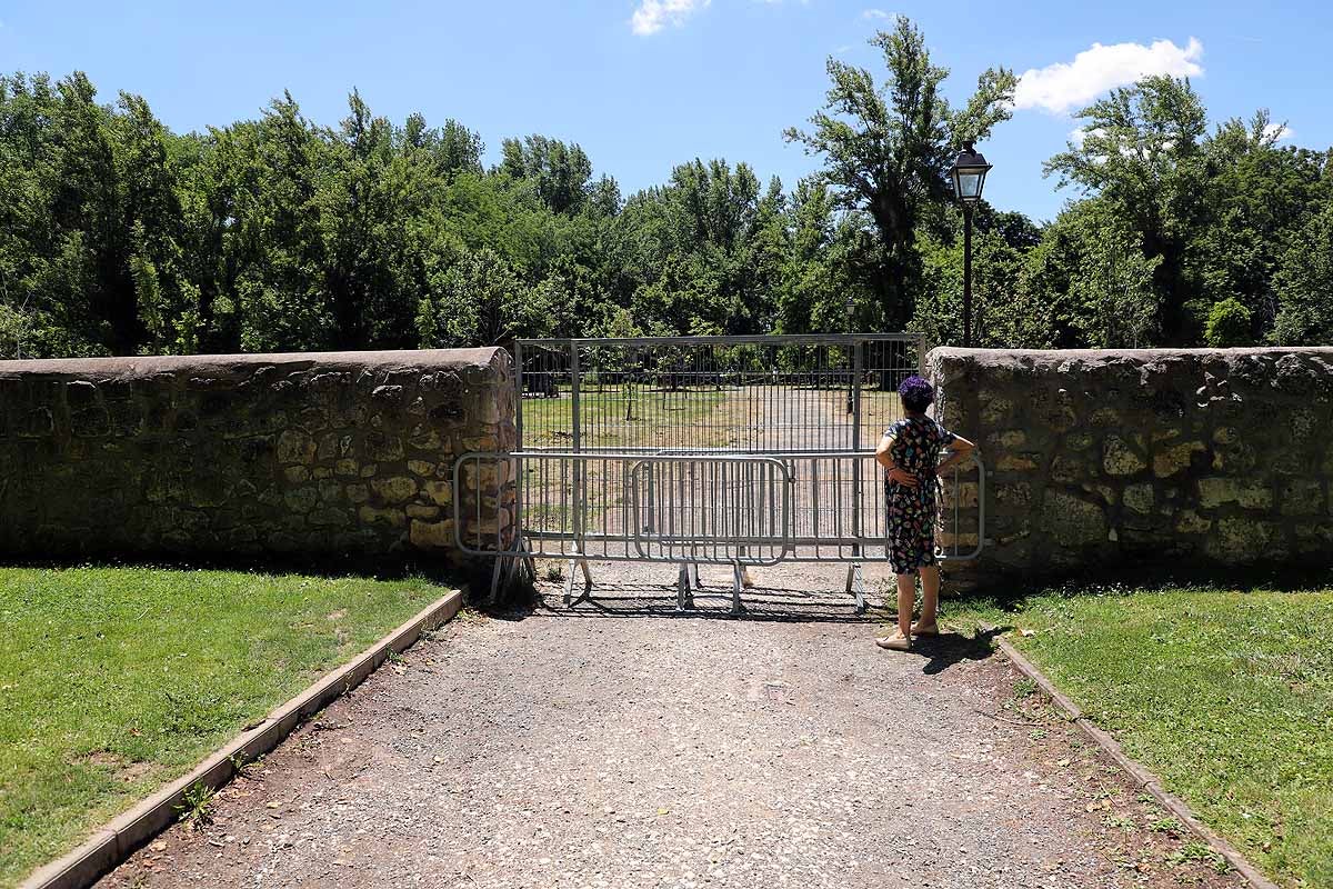 El recinto de El Parral permanece cerrado, al igual que el monasterio de las Huelgas | Hasta estos puntos se han acercado muchos burgaleses hoy para sacar una foto «histórica» mientras que la tradicional jira por El Parral tendrá que esperar un año más. 