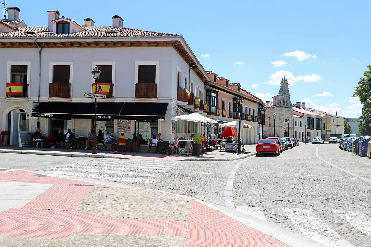 El recinto de El Parral permanece cerrado, al igual que el monasterio de las Huelgas | Hasta estos puntos se han acercado muchos burgaleses hoy para sacar una foto «histórica» mientras que la tradicional jira por El Parral tendrá que esperar un año más. 