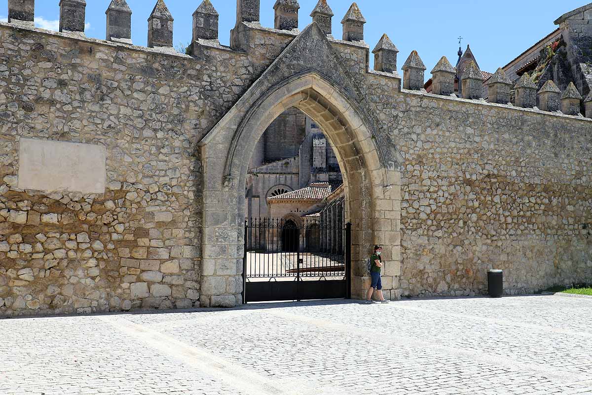 El recinto de El Parral permanece cerrado, al igual que el monasterio de las Huelgas | Hasta estos puntos se han acercado muchos burgaleses hoy para sacar una foto «histórica» mientras que la tradicional jira por El Parral tendrá que esperar un año más. 