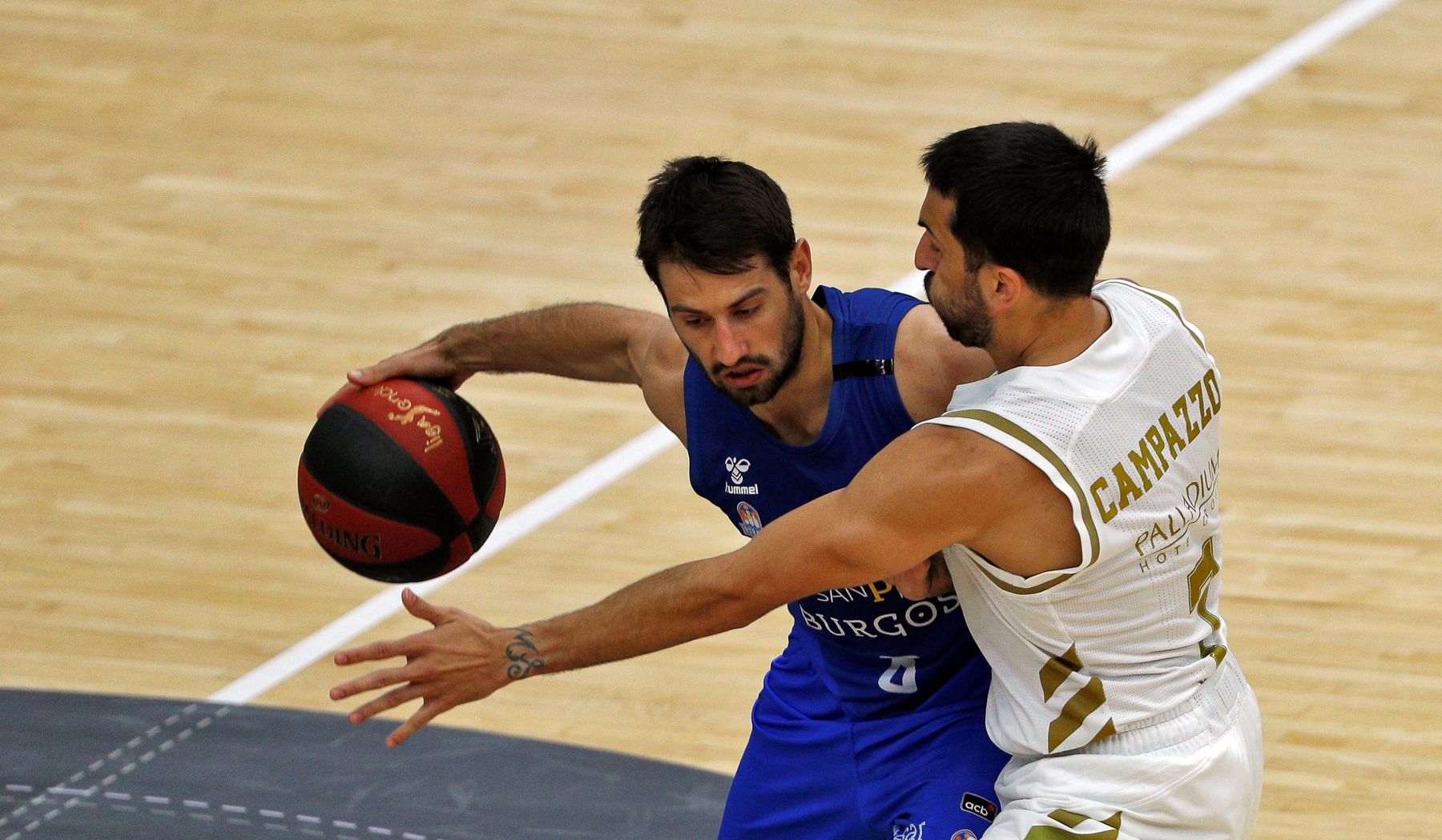 Fitipaldo, intentando esquivar a Campazzo. 