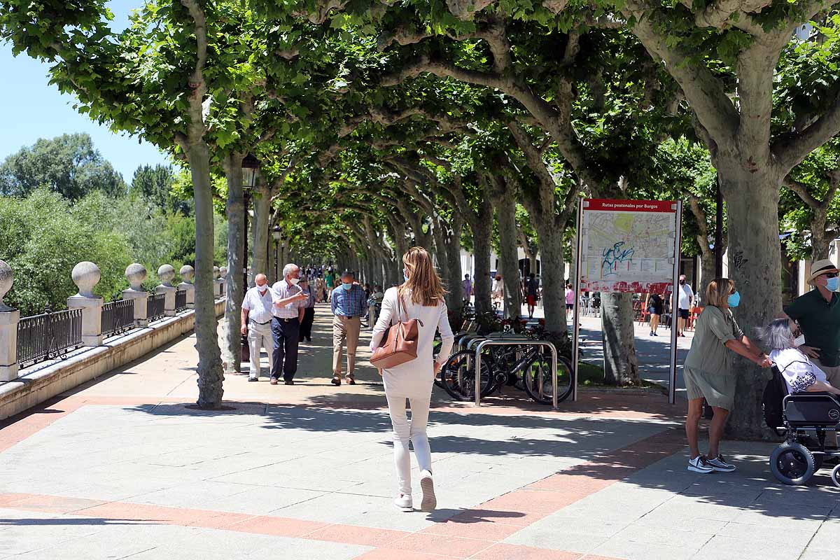 El estado de alarma queda atrás y llega la nueva normalidad con el calor | Los burgaleses han salido a la calle como un domingo más pero sin faltar las mascarillas | También han sido habituales las maletas, muchos han optado por acudir a ver a sus seres queridos que viven en otras provincias.