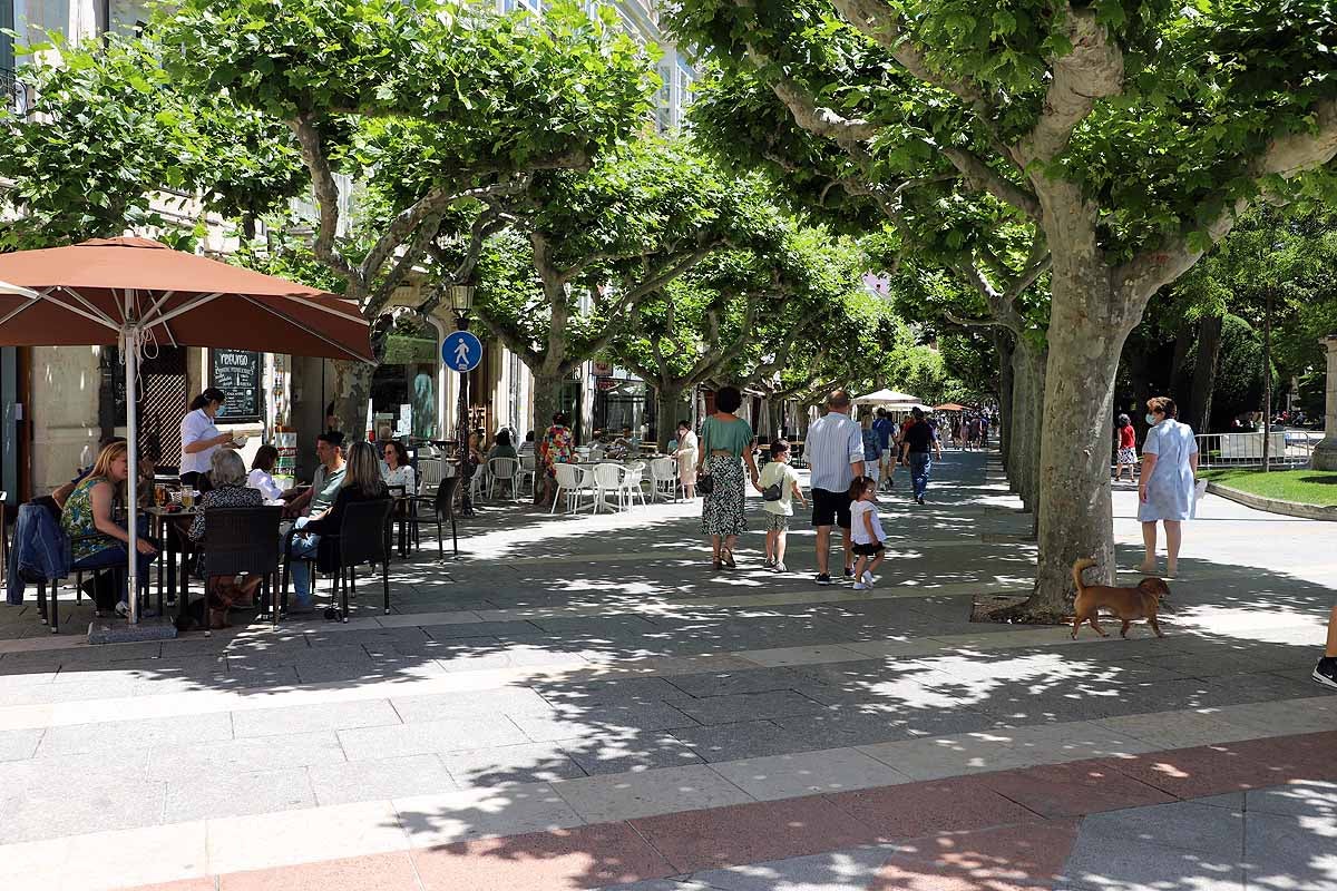 El estado de alarma queda atrás y llega la nueva normalidad con el calor | Los burgaleses han salido a la calle como un domingo más pero sin faltar las mascarillas | También han sido habituales las maletas, muchos han optado por acudir a ver a sus seres queridos que viven en otras provincias.