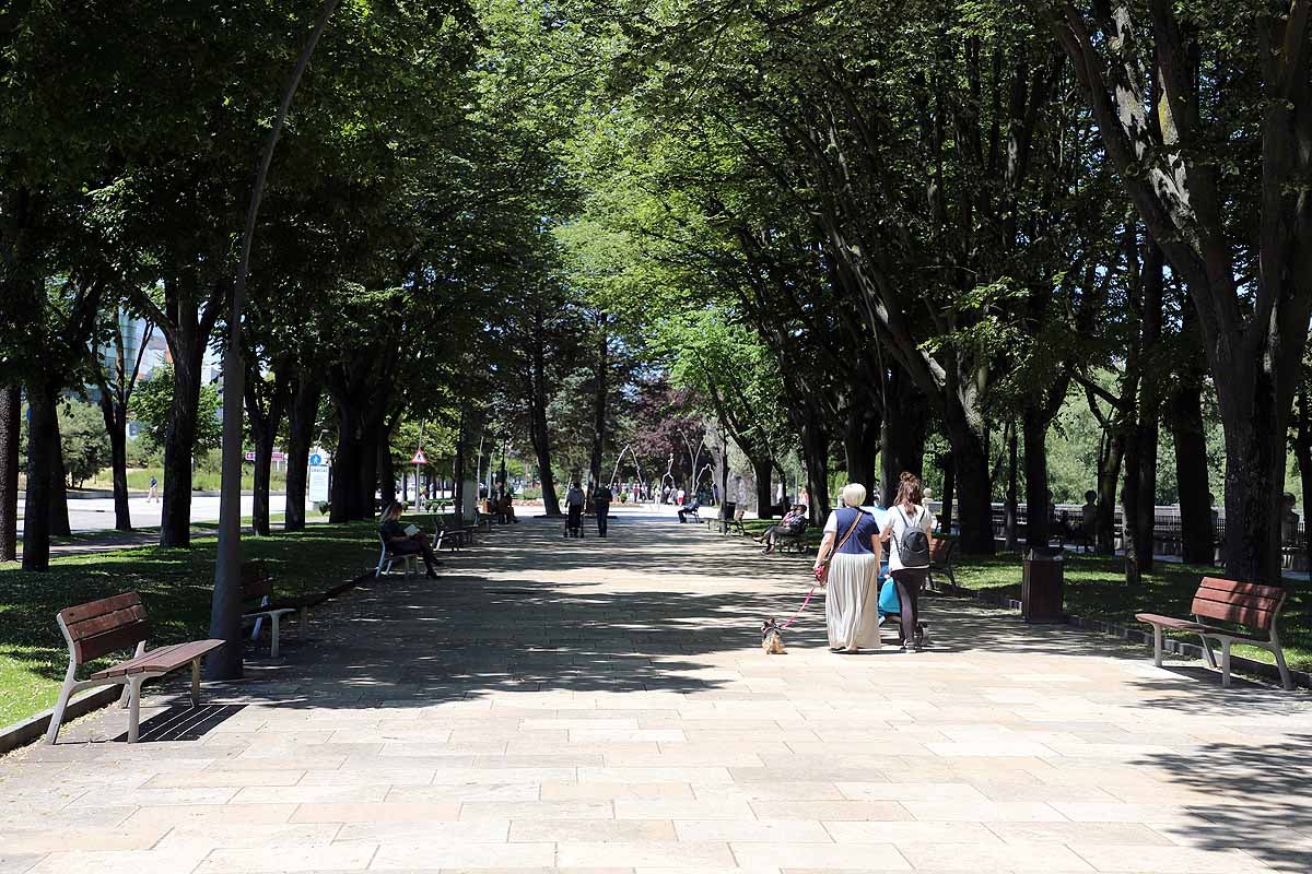 El estado de alarma queda atrás y llega la nueva normalidad con el calor | Los burgaleses han salido a la calle como un domingo más pero sin faltar las mascarillas | También han sido habituales las maletas, muchos han optado por acudir a ver a sus seres queridos que viven en otras provincias.