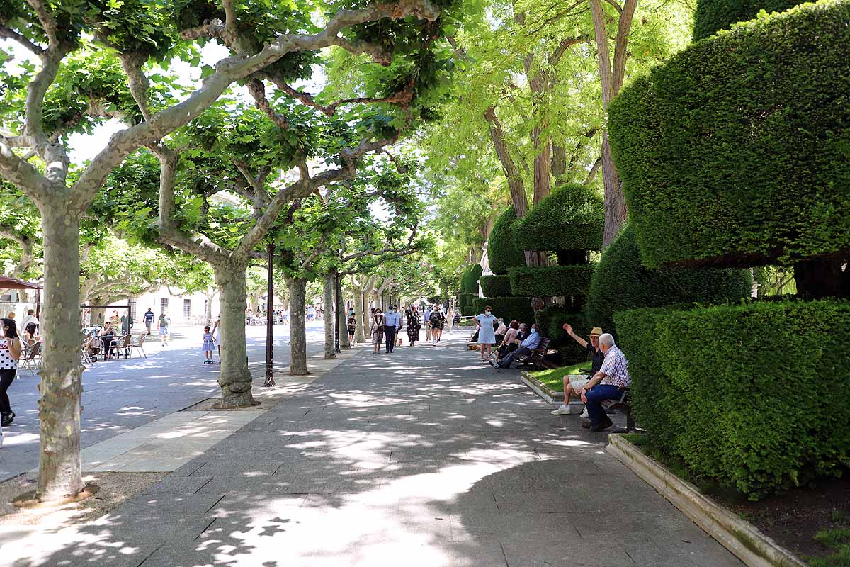 El estado de alarma queda atrás y llega la nueva normalidad con el calor | Los burgaleses han salido a la calle como un domingo más pero sin faltar las mascarillas | También han sido habituales las maletas, muchos han optado por acudir a ver a sus seres queridos que viven en otras provincias.