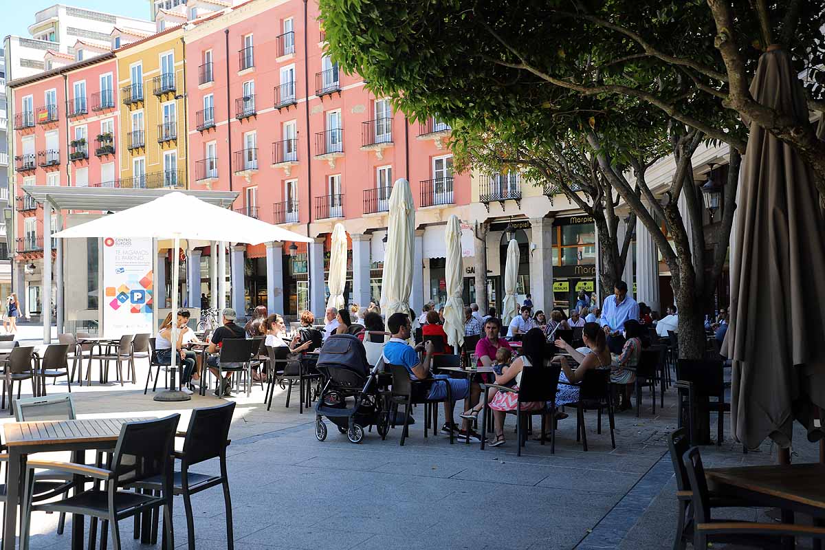 El estado de alarma queda atrás y llega la nueva normalidad con el calor | Los burgaleses han salido a la calle como un domingo más pero sin faltar las mascarillas | También han sido habituales las maletas, muchos han optado por acudir a ver a sus seres queridos que viven en otras provincias.