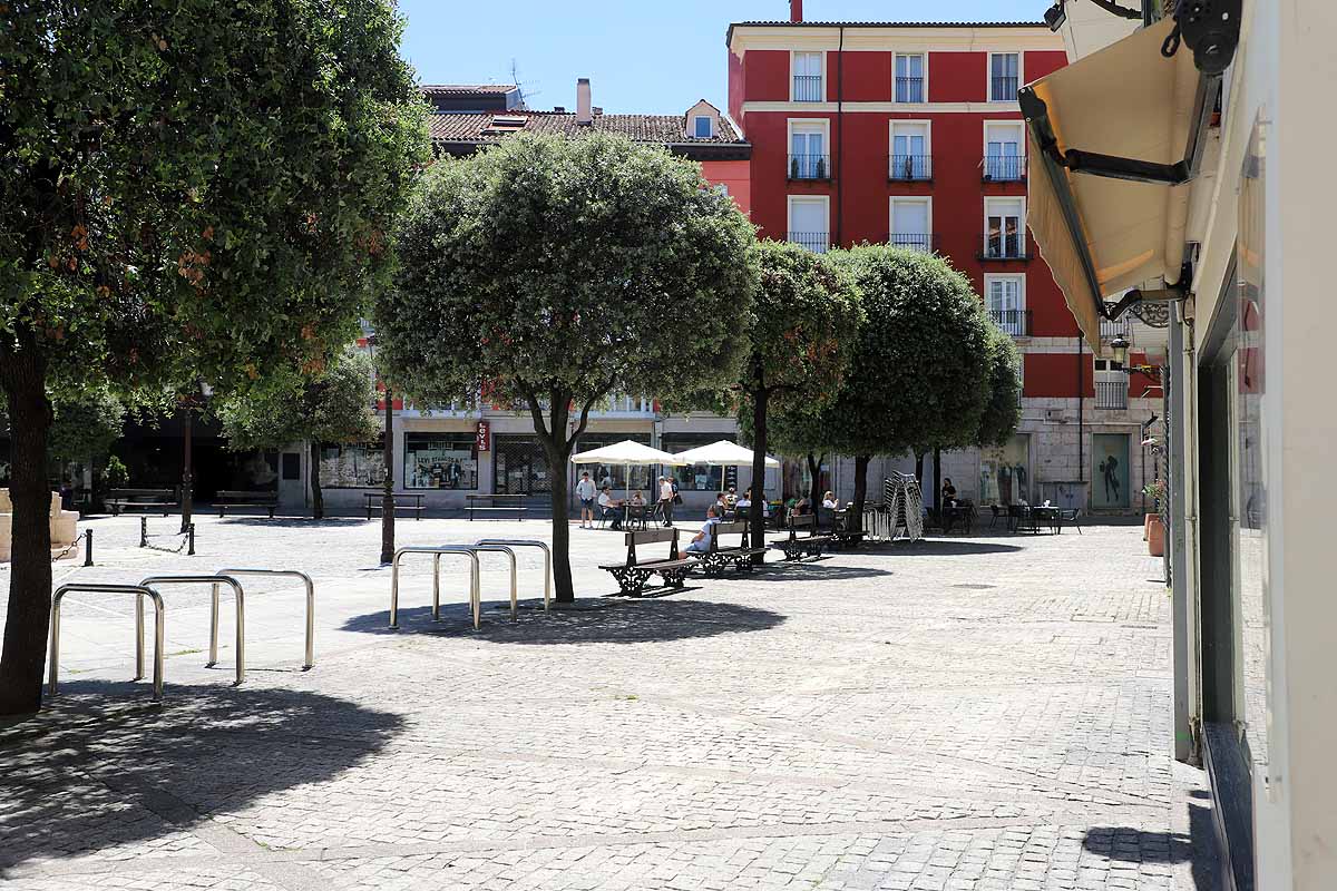 El estado de alarma queda atrás y llega la nueva normalidad con el calor | Los burgaleses han salido a la calle como un domingo más pero sin faltar las mascarillas | También han sido habituales las maletas, muchos han optado por acudir a ver a sus seres queridos que viven en otras provincias.