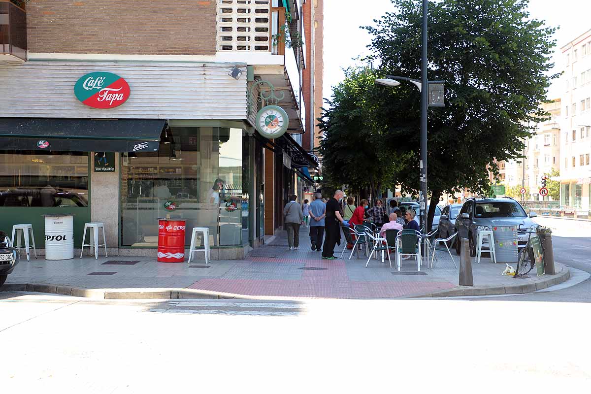 El estado de alarma queda atrás y llega la nueva normalidad con el calor | Los burgaleses han salido a la calle como un domingo más pero sin faltar las mascarillas | También han sido habituales las maletas, muchos han optado por acudir a ver a sus seres queridos que viven en otras provincias.