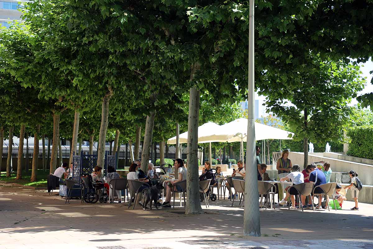 El estado de alarma queda atrás y llega la nueva normalidad con el calor | Los burgaleses han salido a la calle como un domingo más pero sin faltar las mascarillas | También han sido habituales las maletas, muchos han optado por acudir a ver a sus seres queridos que viven en otras provincias.