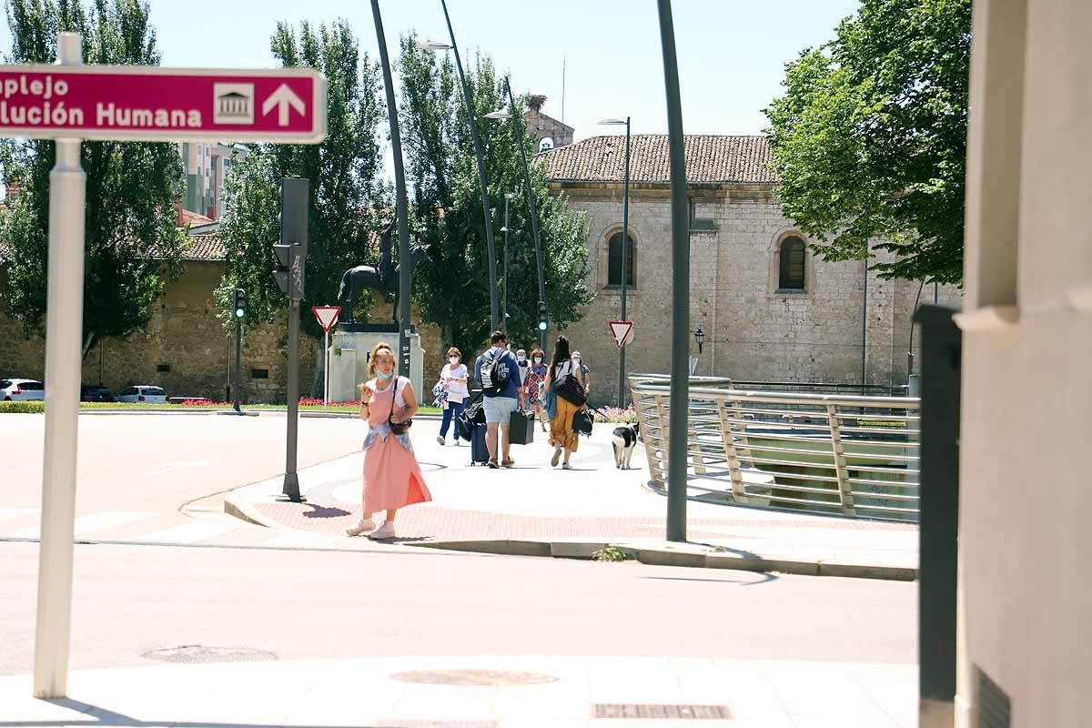 El estado de alarma queda atrás y llega la nueva normalidad con el calor | Los burgaleses han salido a la calle como un domingo más pero sin faltar las mascarillas | También han sido habituales las maletas, muchos han optado por acudir a ver a sus seres queridos que viven en otras provincias.