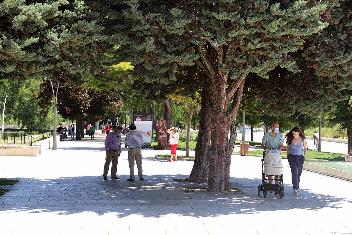 El estado de alarma queda atrás y llega la nueva normalidad con el calor | Los burgaleses han salido a la calle como un domingo más pero sin faltar las mascarillas | También han sido habituales las maletas, muchos han optado por acudir a ver a sus seres queridos que viven en otras provincias.