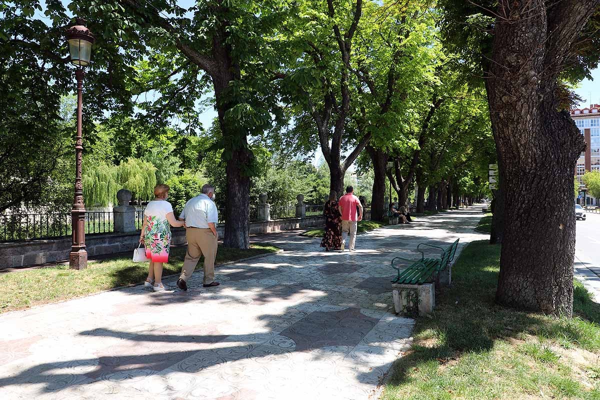 El estado de alarma queda atrás y llega la nueva normalidad con el calor | Los burgaleses han salido a la calle como un domingo más pero sin faltar las mascarillas | También han sido habituales las maletas, muchos han optado por acudir a ver a sus seres queridos que viven en otras provincias.