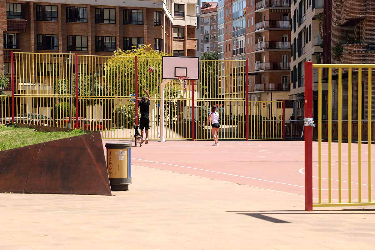 El calor de la mañana ha aplazado los juegos a la tarde pero la vida va regresando a los espacios públicos tras el confinamiento instaurado para frenar la covid-19.