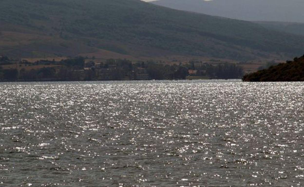 Imagen del pantano de Arija, donde fue rescatado el joven. 