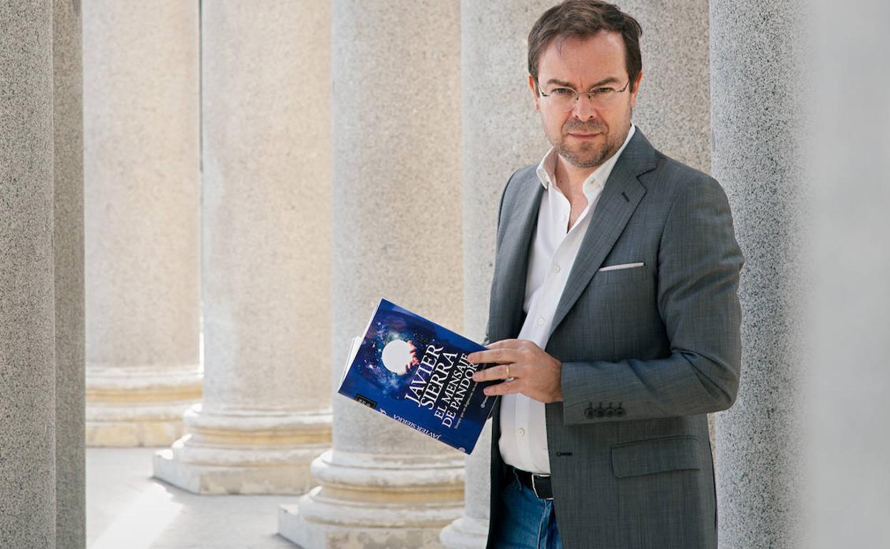 Javier Sierra, con 'El mensaje de Pandora', su nueva novela, entre manos.