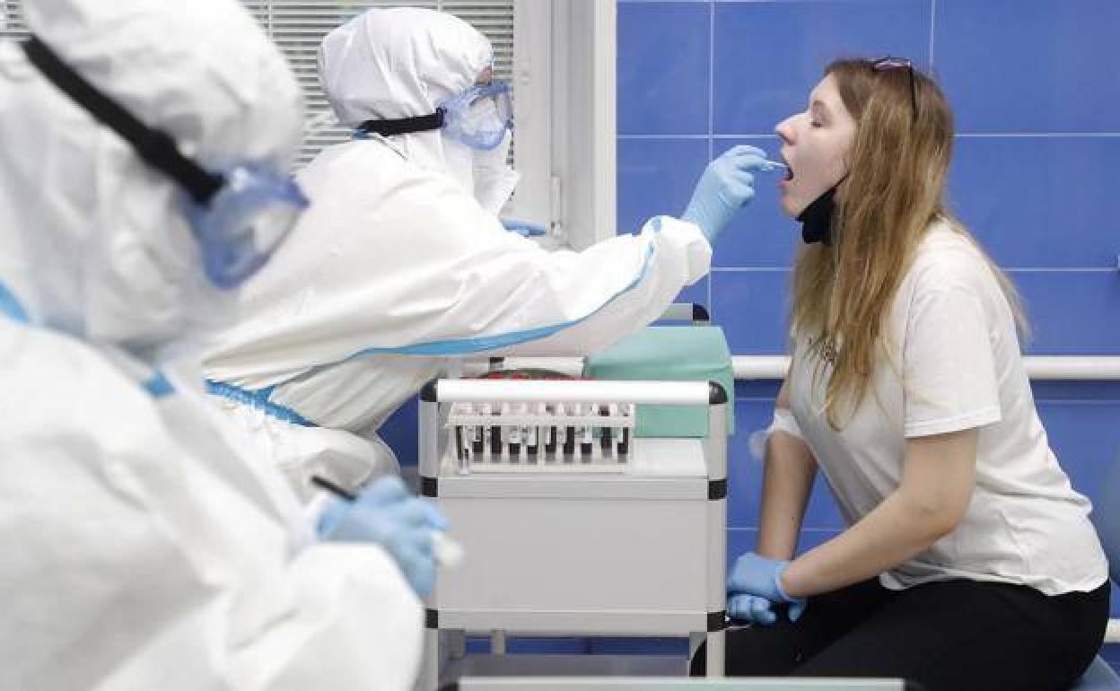 Realización de un test PCR.