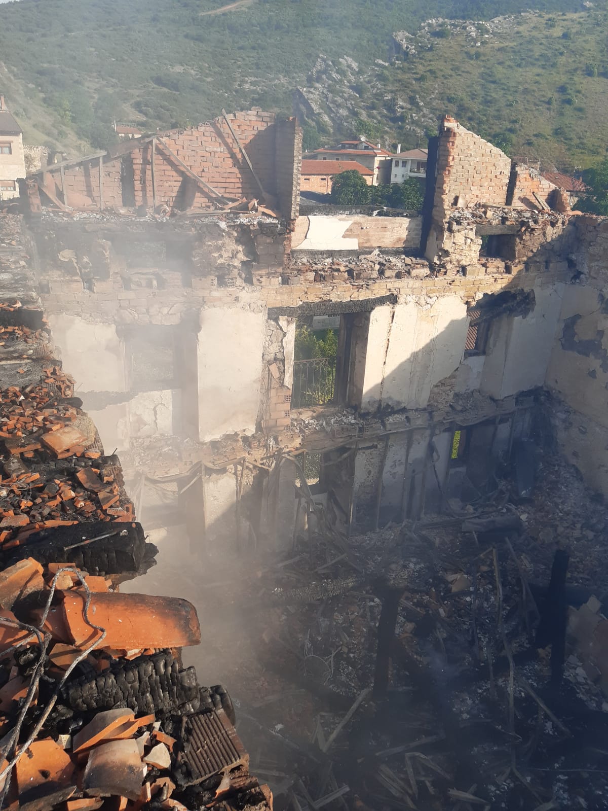 Fotos: El fuego arrasa una casa rural en Bozoo