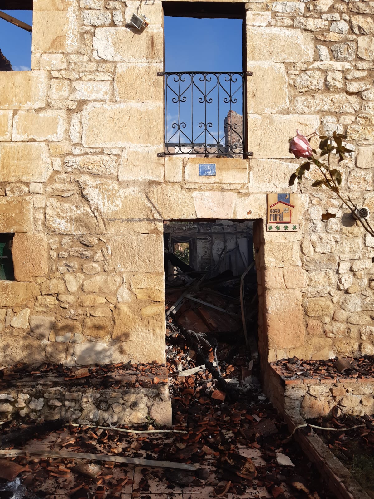 Fotos: El fuego arrasa una casa rural en Bozoo