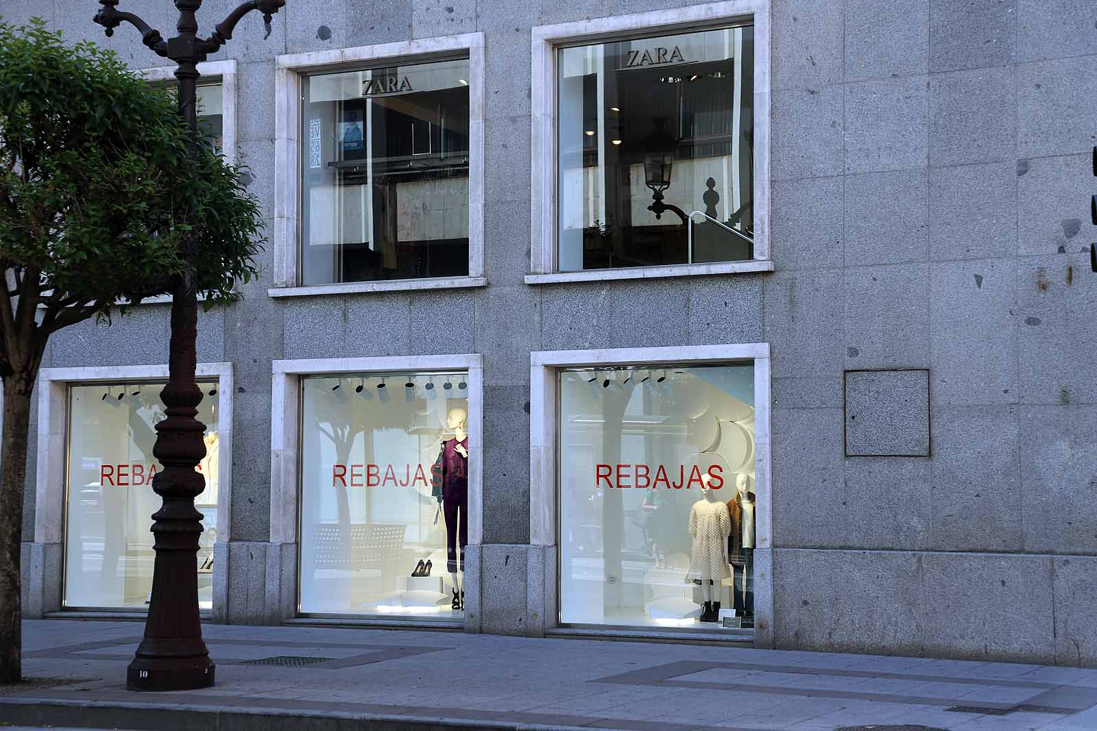 Fotos: Las rebajas se adelantan en las grandes cadenas textiles