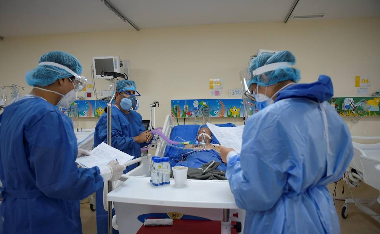 Un equipo médico atiende a un paciente. 