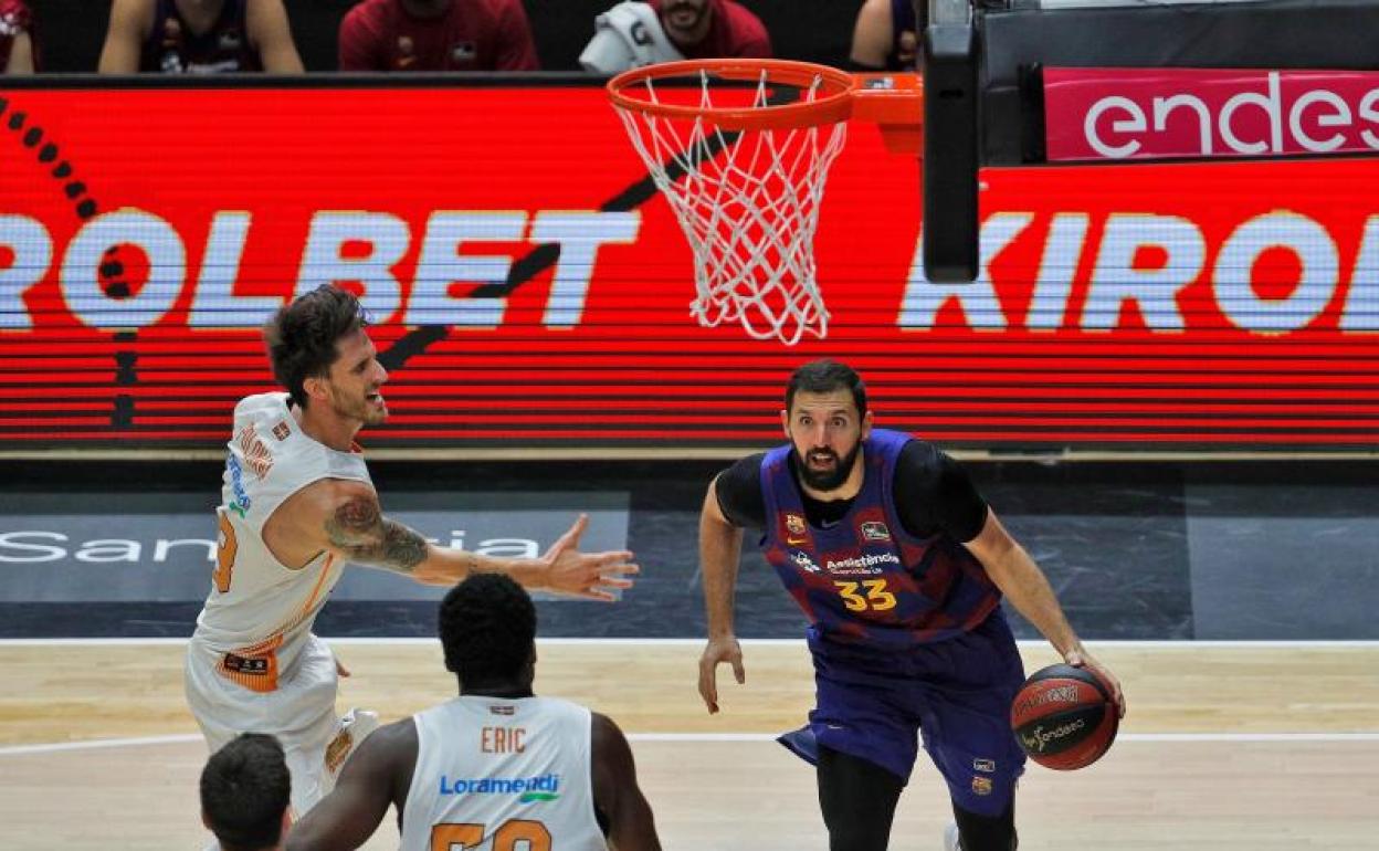 Nikola Mirotic, durante un partido contra el Baskonia. 