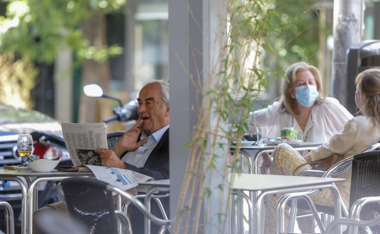 Varias personas en una terraza. 