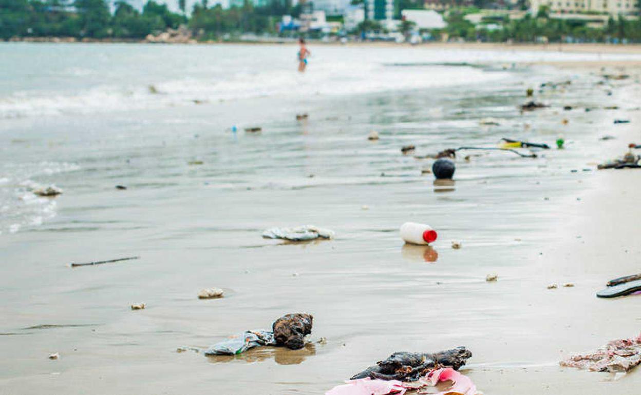 Una playa llena de basura.