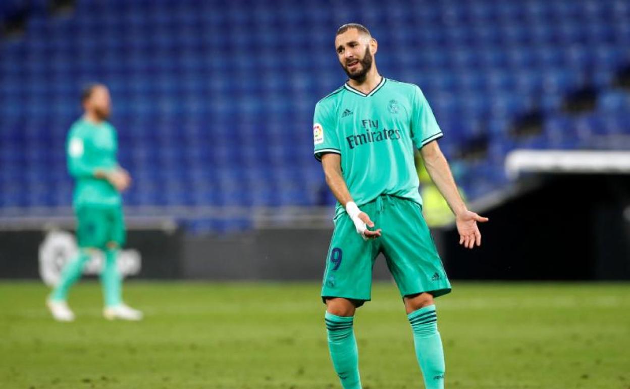 Benzema se lamenta en el partido entre el Espanyol y el Real Madrid. 