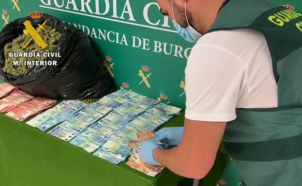 La Guardia Civil aprehende 3.700 gramos de marihuana y 14.940 euros en la A-1 en Burgos