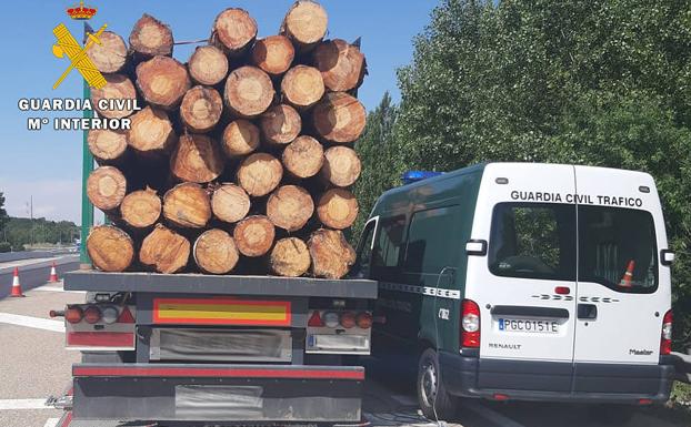 Detectan un transporte de troncos de madera con 9.300 kilos de sobrepeso, que circulaba por la A-1