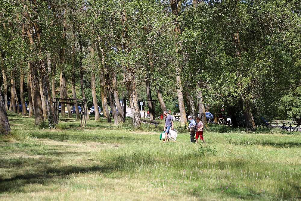 Fotos: Fuentes Blancas, como un domingo de verano cualquier el día del Burgalés Ausente