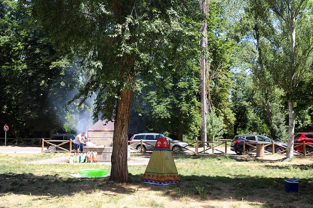 Fotos: Fuentes Blancas, como un domingo de verano cualquier el día del Burgalés Ausente