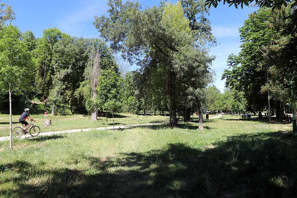 Fotos: Fuentes Blancas, como un domingo de verano cualquier el día del Burgalés Ausente