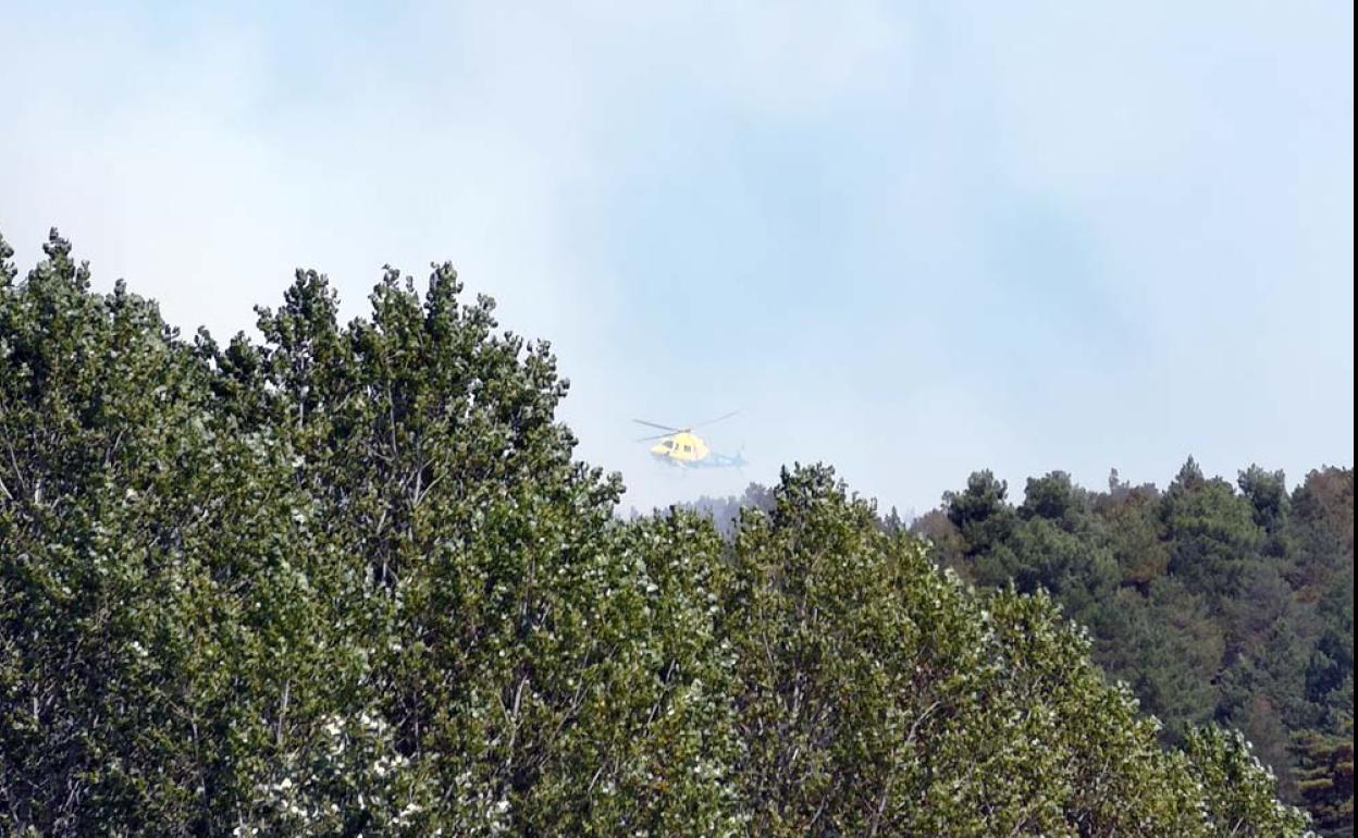 Los incendios han requerido del trabajo de los helicópteros.