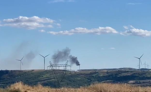 Arde un molino de viento en el parque eólico de La Nuez de Arriba