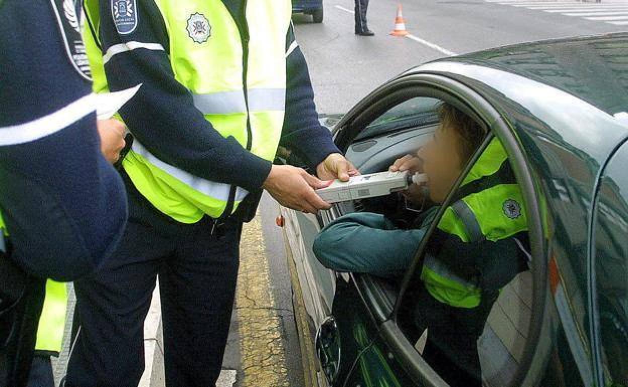 Un conductor se somete a la prueba de alcoholemia.