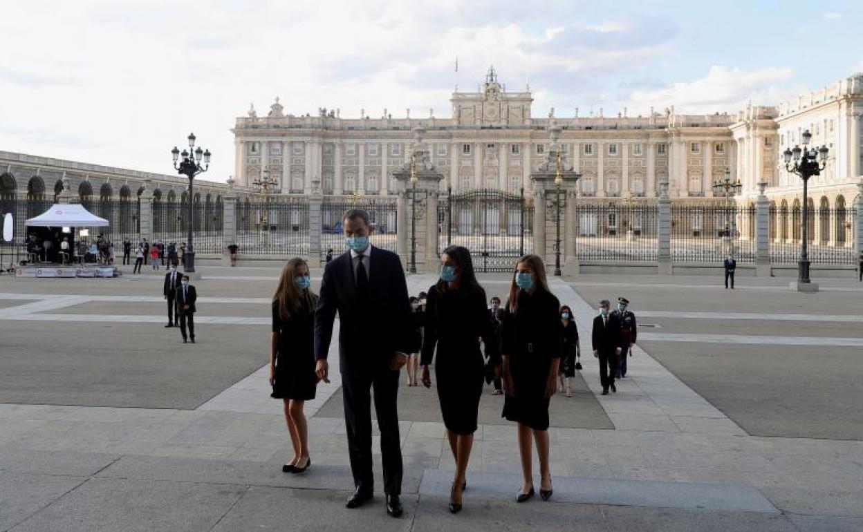 La Familia Real a su llegada este lunes a la misa funeral que se celebra en la catedral de la Almudena