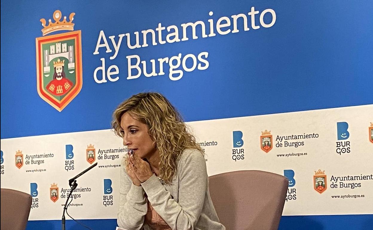 La concejal de Personal en rueda de prensa.