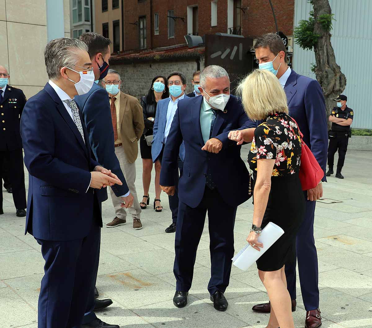 Fotos: Casado e Ibáñez acuden a Burgos al acto de entrega de medallas a los profesionales que han combatido la covid-19