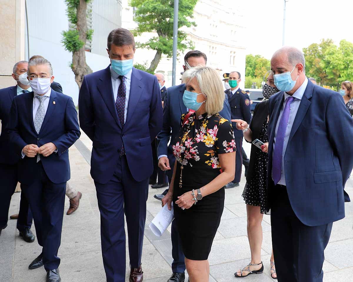 Fotos: Casado e Ibáñez acuden a Burgos al acto de entrega de medallas a los profesionales que han combatido la covid-19