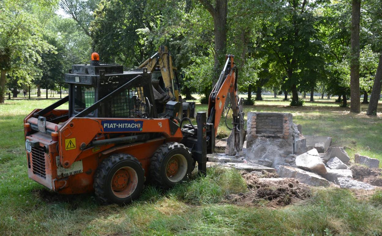 La Brigada de Obras ya está trabajando en la eliminación de las barbacoas de El Parral. 